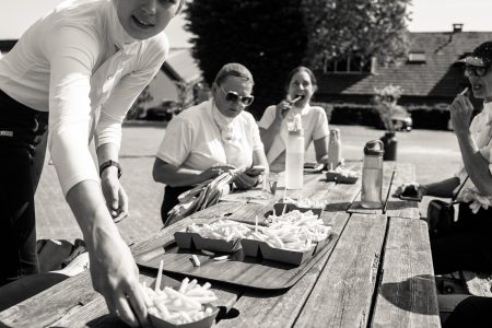 team lunch with fries in the sun carrouselwedstrijd HCS